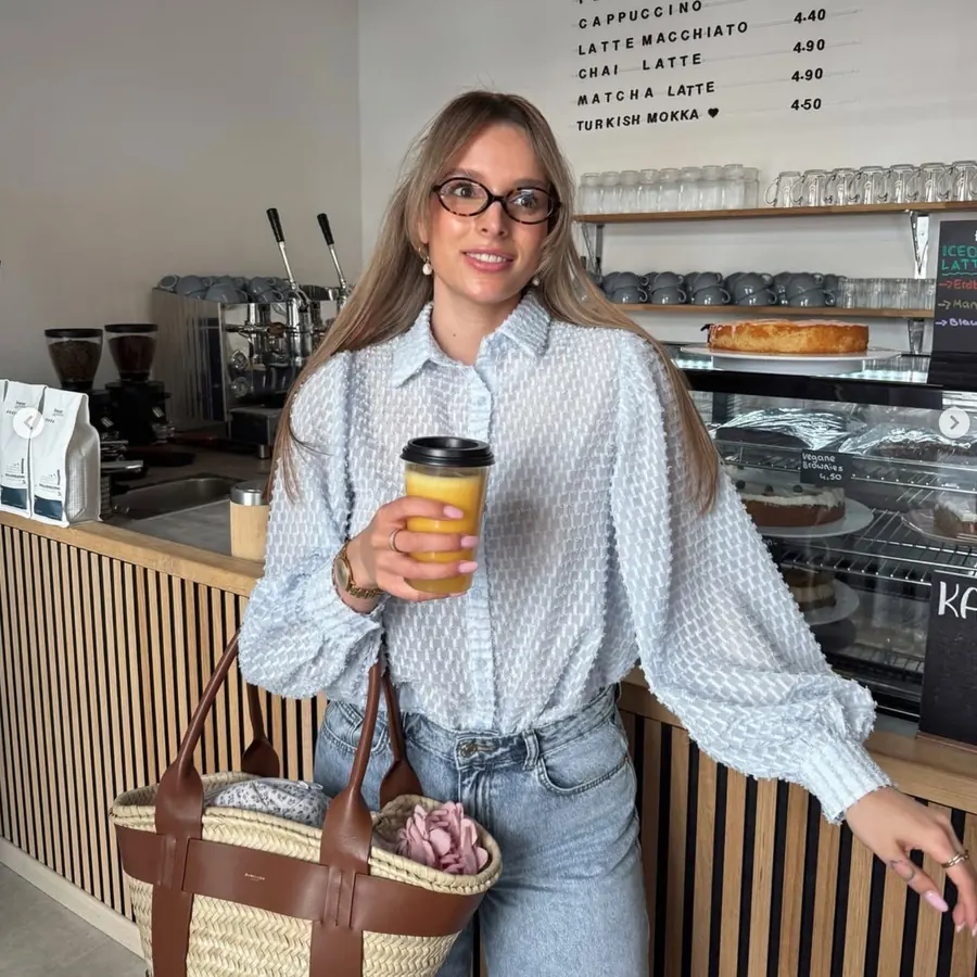 Tasmin Devi Pflüger im beigen Trenchcoat, Fashion und Beauty Creatorin bei TrueTalent